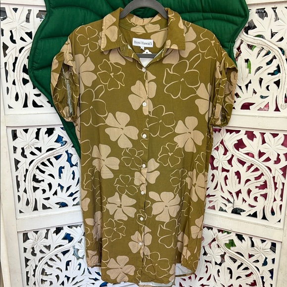 Honi Hawai’i puakenikeni button down dress, tan/olive color. Size M. pockets. - Picture 2 of 4